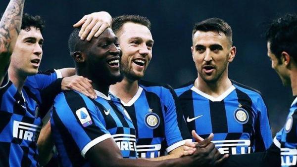 Интер посреща Наполи в полуфинална битка за купата